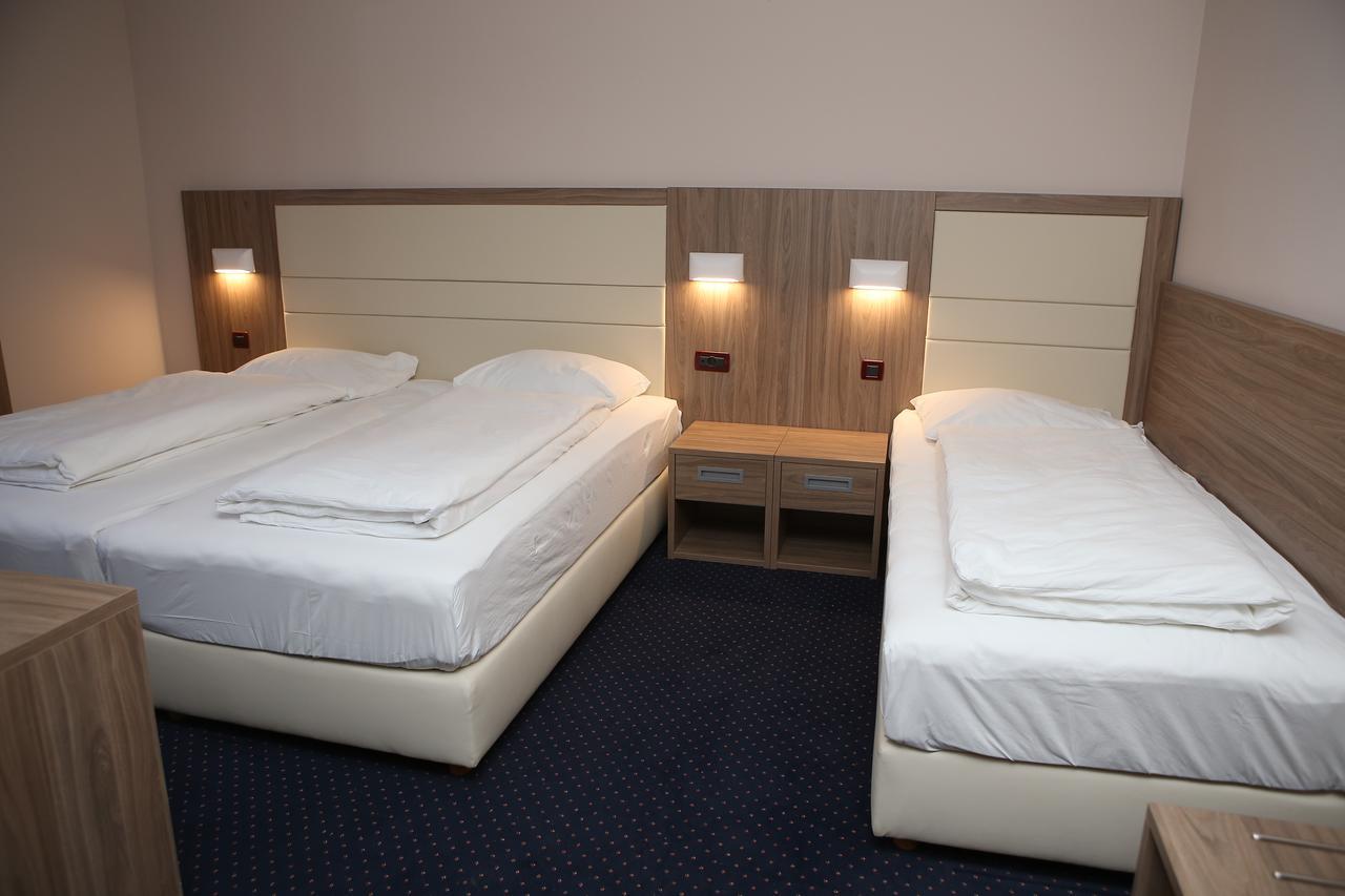 Hotel Ana Gospić Buitenkant foto