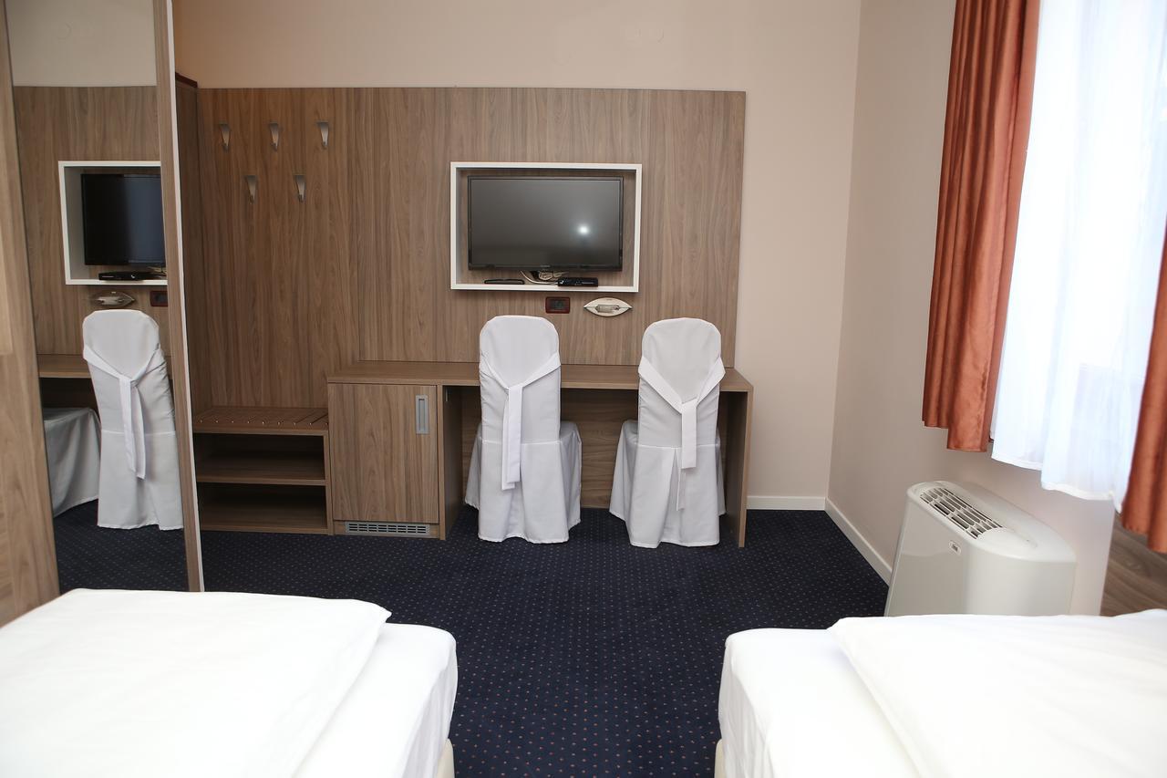 Hotel Ana Gospić Buitenkant foto