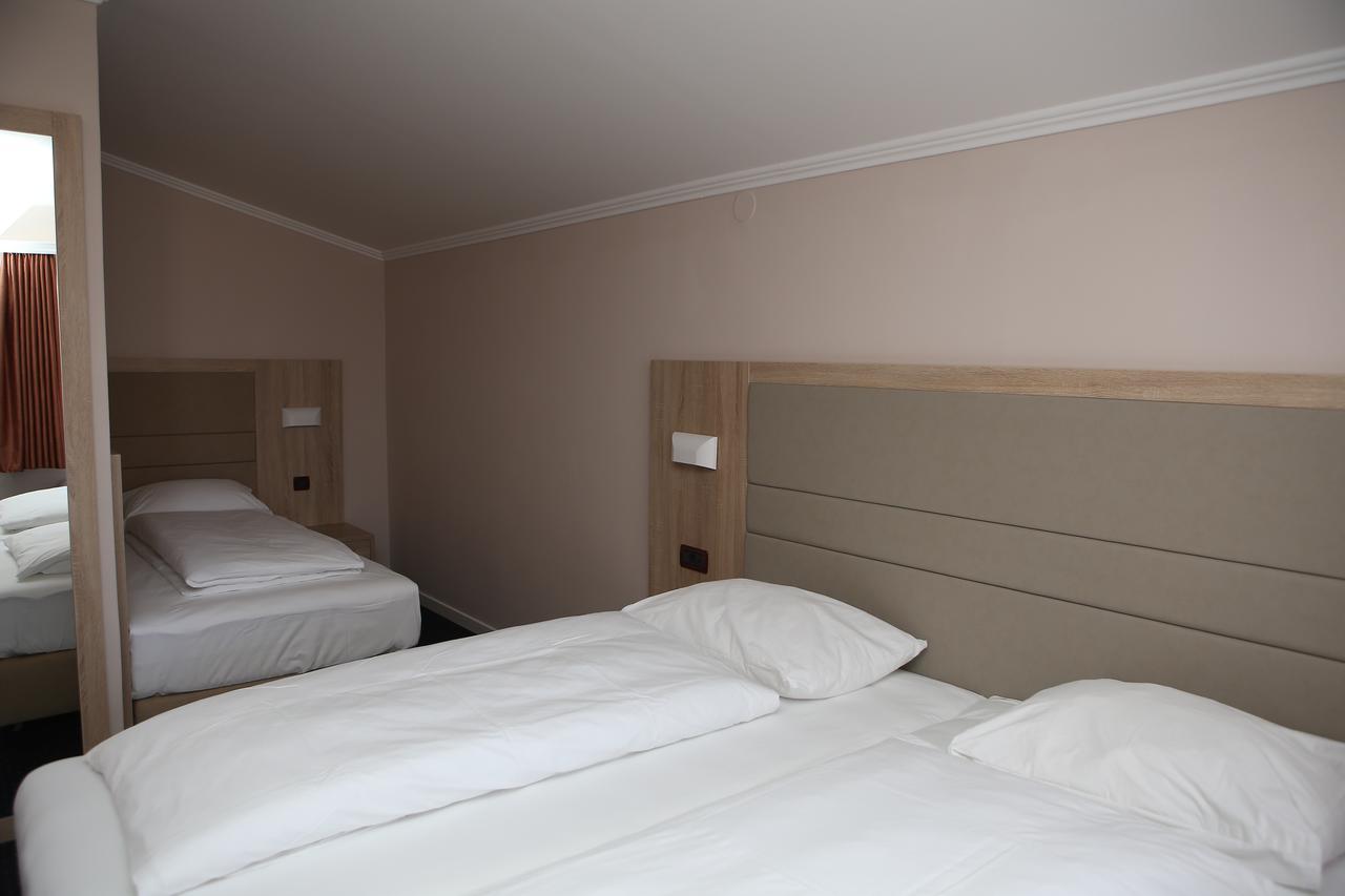 Hotel Ana Gospić Buitenkant foto